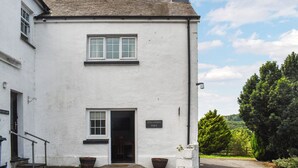 Un bâtiment blanc avec une porte, des fenêtres et une enseigne sur laquelle on peut lire « PENGARREG Fawr ».