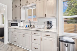 Frigorífico, microondas, horno y placa de cocina