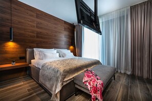 5 bedrooms, iron/ironing board, free WiFi, bed sheets