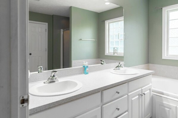 A bathroom with two sinks, a large mirror, and a window. - Cataula house: pool & games (Cataula)