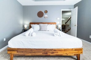 5 bedrooms, desk, iron/ironing board, travel cot