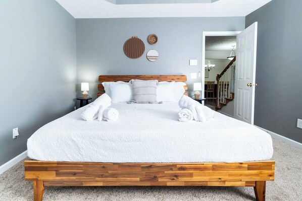 5 habitaciones, escritorio y tabla de planchar con plancha