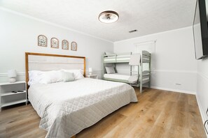 3 bedrooms, desk, iron/ironing board, WiFi