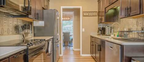 Refrigerador, microondas, horno y parrilla de estufa