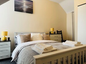 4 bedrooms, desk, iron/ironing board, travel cot - Comfortable 4-bedroom house close to Coventry city centre (Coventry)