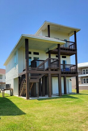 Exterior - Hidden Pearl--4 BR/3 Bath House, Great Views, Shared Pool/Hot Tub, Small Dogs OK (Port Aransas)