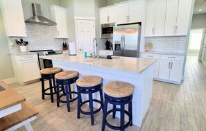 Private kitchen - Hidden Pearl--4 BR/3 Bath House, Great Views, Shared Pool/Hot Tub, Small Dogs OK (Port Aransas)