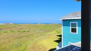 Property grounds - Hidden Pearl--4 BR/3 Bath House, Great Views, Shared Pool/Hot Tub, Small Dogs OK (Port Aransas)