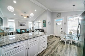 TV - 087 Gulf Loop - 3 Bedroom Beach Beauty - With Golf Cart! (Panama City Beach)