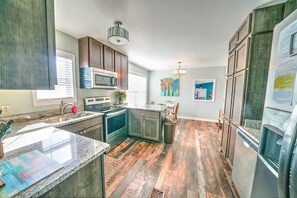 Stovetop, dishwasher - 092 Gulf Loop - Venture Out Resort - 3 bedroom with Golf Cart! (Panama City Beach)