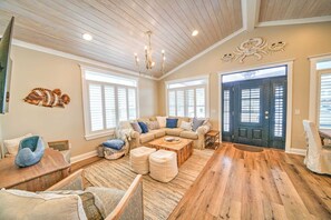 TV - 100 Gulf Loop - 3 Bedroom Beach Beauty with 2 Golf Carts (Panama City Beach)