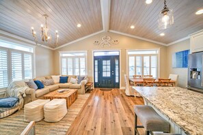 TV - 100 Gulf Loop - 3 Bedroom Beach Beauty with 2 Golf Carts (Panama City Beach)