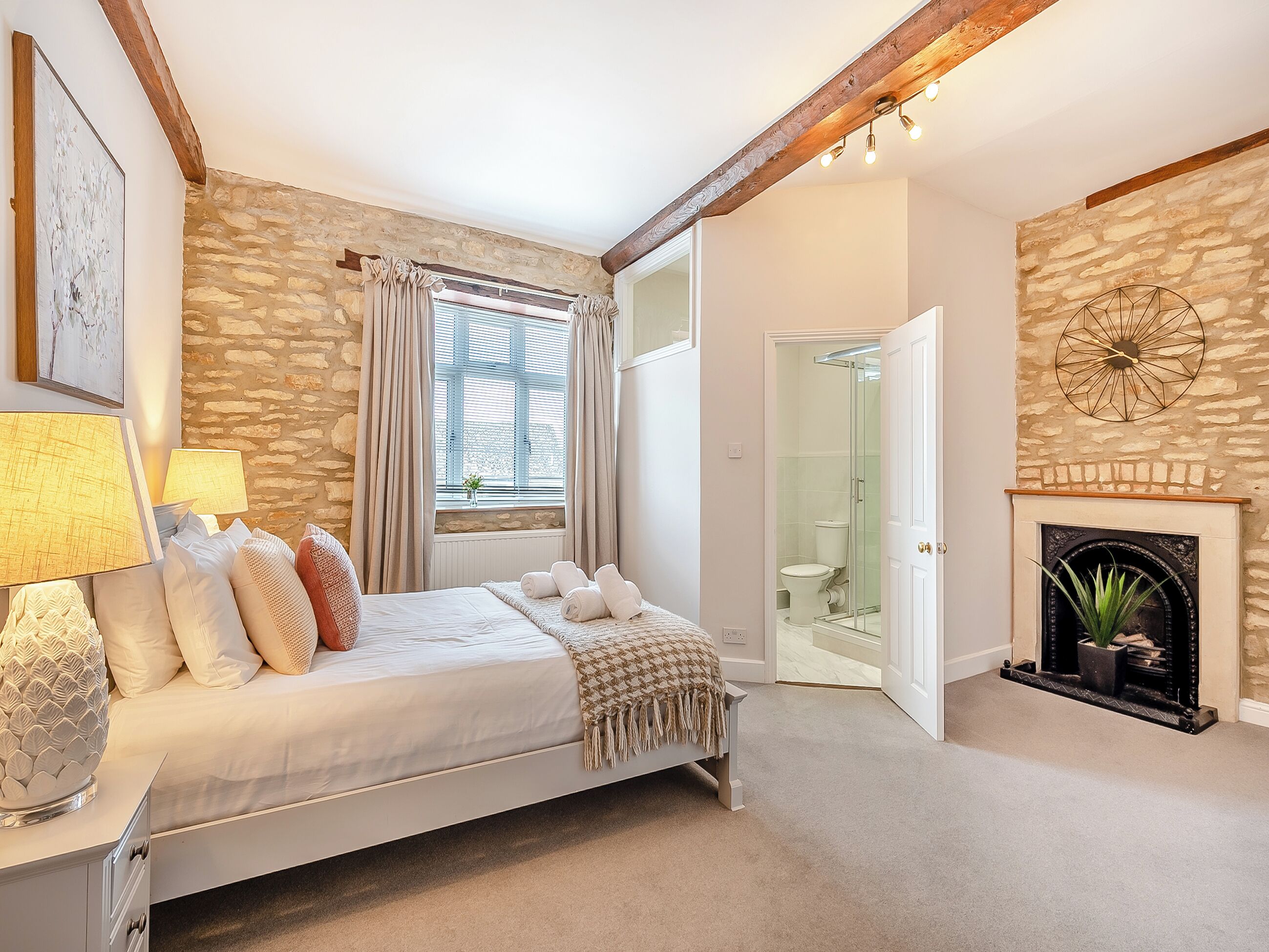 6 bedrooms, free WiFi, bed sheets