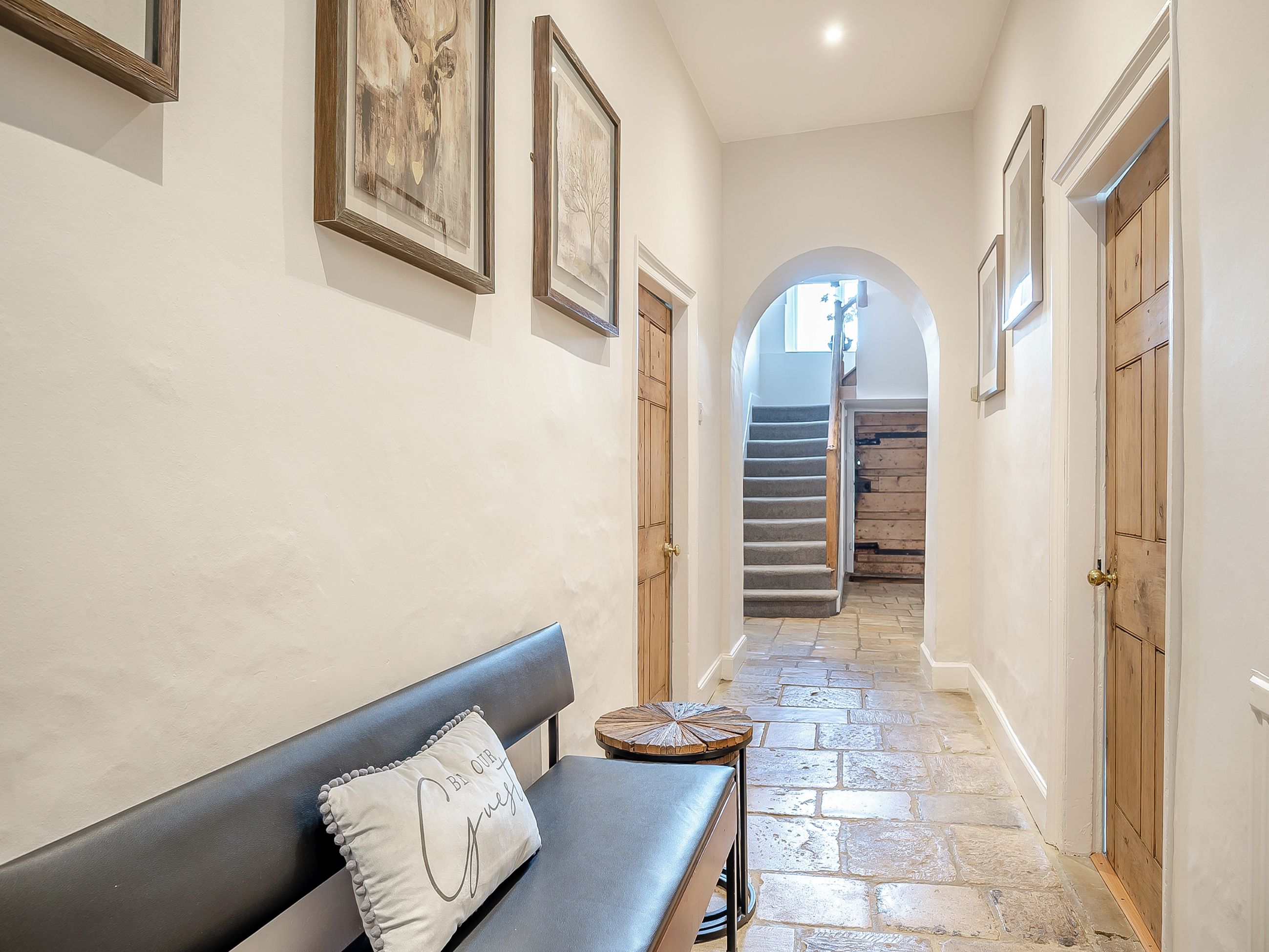6 Bedroom Accommodation In Bletchingdon - Buckinghamshire