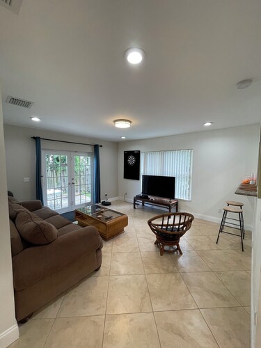 Spacious 5Bdrm, 3Bath Ideal for Families & Groups in charming West Palm Beach