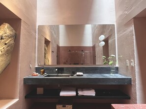 Douche, sĂšche-cheveux, serviettes fournies, savon
