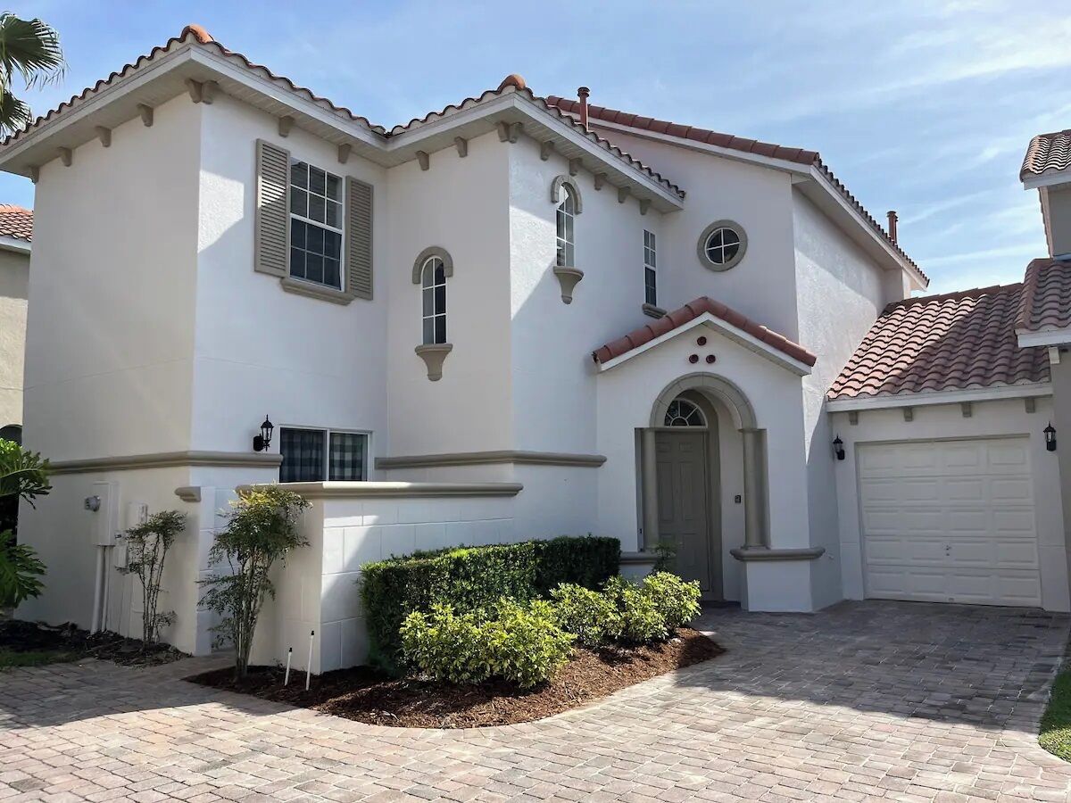 Spacious 5-bedroom, 3 .5 bathroom Villa With Private Pool on Gated Community
