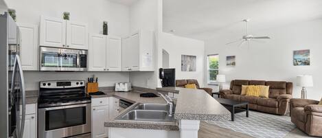 ثلاجة، ميكروويف، فرن، موقد طهي مسطح