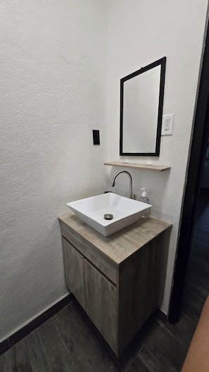 Shower, hair dryer, bidet, towels - Cozy 2-bedroom bungalow in the outskirts of San Ignacio with WiFi, AC (San Ignacio)