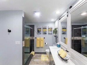 Een douche, een haardroger, handdoeken, zeep