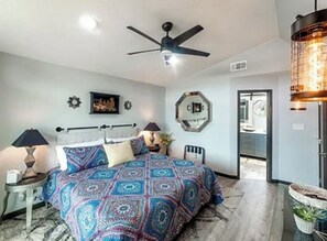 2 bedrooms, iron/ironing board, WiFi, bed sheets - Modern Lake Grandbury Waterfront Home! (Granbury)