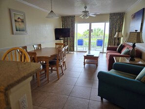 Smart-TV, Videospiele, DVD-Player, Tischtennisplatte