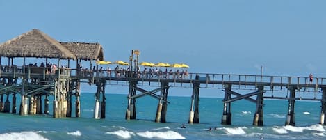 Plage, chaises longues, serviettes de plage