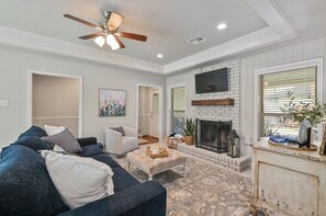 Smart TV, fireplace - Good Bull Getaway: 3 Br + Backyard Deck (Bryan)