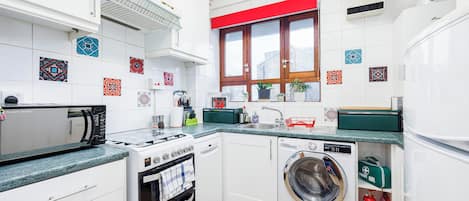 Geladeira, micro-ondas, fogão, cooktop