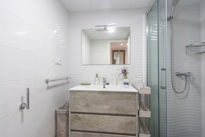 Chuveiro, secador de cabelo, toalhas de banho 