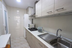 Kjøleskap, mikrobølgeovn, kokeplater og kaffetrakter/tekoker