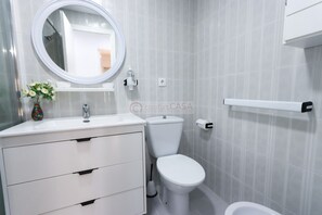 Regadera, secadora de cabello, bidet, toallas 