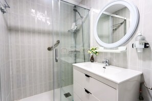 Dusche, Haartrockner, Bidet, Handtücher