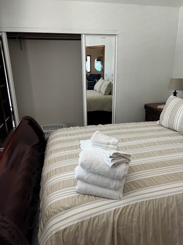 CC & Q, Clean Cozy and Quiet this 2-bedroom unit in Anchorage with WiFi, AC