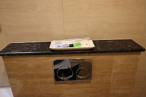 Ducha, toallas, jabón, shampoo