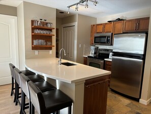 Fridge, microwave, oven, stovetop - Stylish 2 bedroom in Whistler Village-Eagle Lodge! (Whistler)