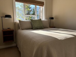 2 bedrooms, free WiFi, bed sheets - Stylish 2 bedroom in Whistler Village-Eagle Lodge! (Whistler)