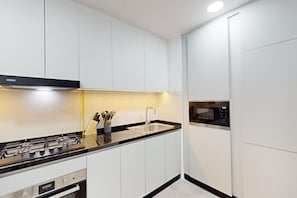 ثلاجة، ميكروويف، فرن، موقد طهي مسطح