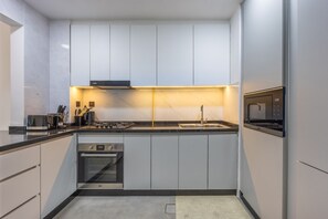Réfrigérateur, four à micro-ondes, un four, surface de cuisson