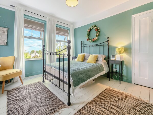 3 室のベッドルーム、WiFi (無料)、ベッドシーツ