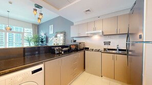 Køleskab, mikrobølgeovn, ovn, kogeplade