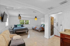 4 bedrooms, desk, iron/ironing board, free WiFi - Tampa Oasis w/ Cabanas + POOL (Tampa)