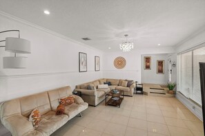 Smart TV, ping pong - Tampa Oasis w/ Cabanas + POOL (Tampa)