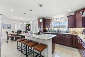 Fridge, microwave, oven, stovetop - Tampa Oasis w/ Hottub + Heated Pool (Tampa)