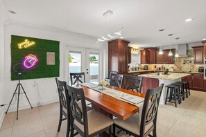 Dining - Tampa Oasis w/ Cabanas + POOL (Tampa)