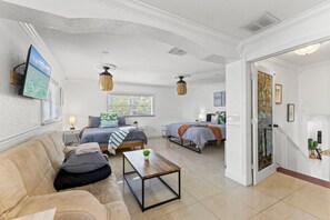 4 chambres, bureau, fer et planche à repasser, lit parapluie