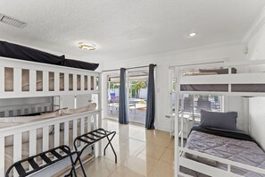 4 Schlafzimmer, Schreibtisch, Bügeleisen/Bügelbrett, Reisekinderbett