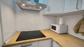 Køleskab, mikrobølgeovn, kaffe-/temaskine