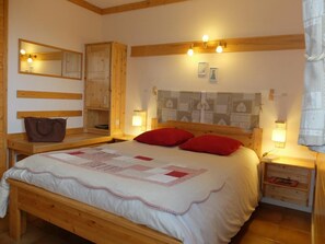 2 habitaciones, tabla de planchar con plancha y cuna de viaje
