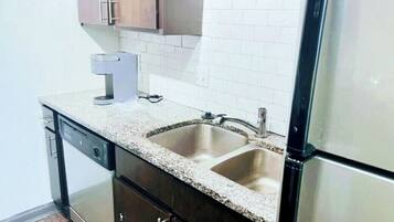 Réfrigérateur, micro-ondes, four, plaque de cuisson